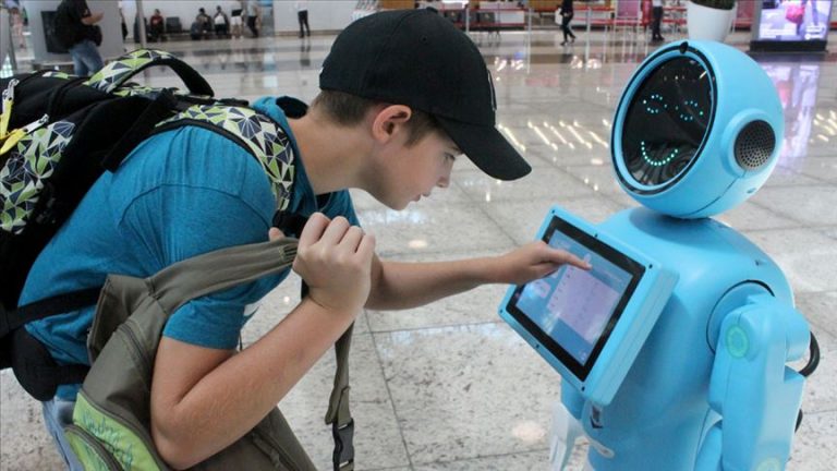 İstanbul Havalimanı’nda Robotlar Göreve Başladı. Siz Soruyorsunuz, Onlar Cevaplıyor.