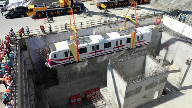 Gayrettepe İstanbul Havalimanı Metrosu’nda İlk Tren Raylara İndirildi